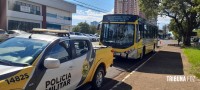 Van escolar tomba após ser colhida por um ônibus do transporte público internacional na Av. Paraná