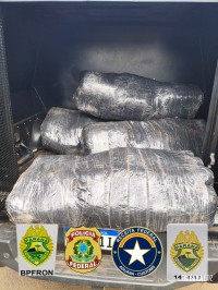 PM, PF e RF apreendem cigarros e maconha tipo capulho em área conhecida como “Favela do Cemitério” em Foz do Iguaçu