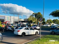 Acidente entre carro e moto deixa vítima ferida na rotatória da Av. Costa e Silva