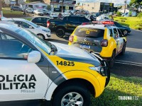 Acidente entre carro e moto deixa vítima ferida na rotatória da Av. Costa e Silva