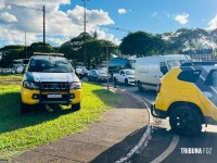Acidente entre carro e moto deixa vítima ferida na rotatória da Av. Costa e Silva