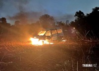 Van é encontrada em chamas durante a madrugada em Ciudad Del Este no Paraguai 