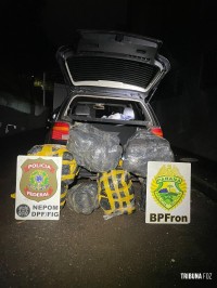 BPFRON e PF apreendem veículo carregado com 96,4 Kg de maconha tipo capulho em Foz do Iguaçu