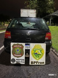 BPFRON e PF apreendem veículo carregado com 96,4 Kg de maconha tipo capulho em Foz do Iguaçu