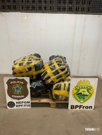 BPFRON e PF apreendem veículo carregado com 96,4 Kg de maconha tipo capulho em Foz do Iguaçu