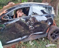 Jovem sobrevive a violento acidente contra árvore na Rodovia PY-07 na Colônia Fortuna, no Paraguai