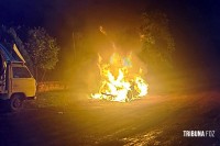 BMW X6 é incendiada durante a madrugada no Km 10 em Ciudad Del Este, no Paraguai BMW X6 é incendiada durante a madrugada no Km 10 em Ciudad Del Este, no Paraguai