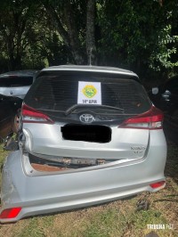 PM prende homem após fuga e perseguição policial, culminando com a recuperação de um veículo furtado em Foz do Iguaçu