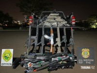 Policia Federal e PM apreendem drogas e simulacros de armas na barranca do Rio Paraná em Foz do Iguaçu