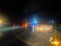 Microônibus universitário capota após pane mecânica no Paraguai; Dez estudantes escapam ilesos