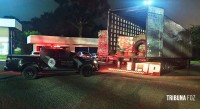 BPFRON e PF apreendem carreta carregada com 3600 garrafas de vinho argentino em Santo Antônio do Sudoeste