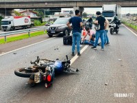 Acidente grave na BR-277: Tênis do motociclista fica preso no para-choque de carreta após colisão e motociclista é socorrido pelo Siate na BR-277