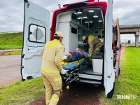 Acidente grave na BR-277: Tênis do motociclista fica preso no para-choque de carreta após colisão e motociclista é socorrido pelo Siate na BR-277