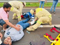 Acidente grave na BR-277: Tênis do motociclista fica preso no para-choque de carreta após colisão e motociclista é socorrido pelo Siate na BR-277