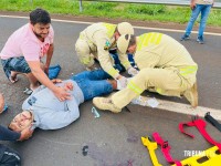 Acidente grave na BR-277: Tênis do motociclista fica preso no para-choque de carreta após colisão e motociclista é socorrido pelo Siate na BR-277