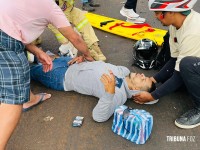 Acidente grave na BR-277: Tênis do motociclista fica preso no para-choque de carreta após colisão e motociclista é socorrido pelo Siate na BR-277