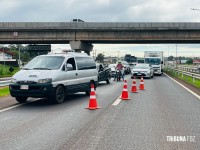 Acidente grave na BR-277: Tênis do motociclista fica preso no para-choque de carreta após colisão e motociclista é socorrido pelo Siate na BR-277