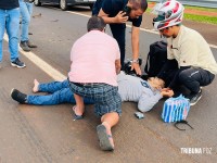 Acidente grave na BR-277: Tênis do motociclista fica preso no para-choque de carreta após colisão e motociclista é socorrido pelo Siate na BR-277