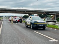 Acidente grave na BR-277: Tênis do motociclista fica preso no para-choque de carreta após colisão e motociclista é socorrido pelo Siate na BR-277