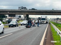 Acidente grave na BR-277: Tênis do motociclista fica preso no para-choque de carreta após colisão e motociclista é socorrido pelo Siate na BR-277