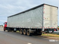 Acidente grave na BR-277: Tênis do motociclista fica preso no para-choque de carreta após colisão e motociclista é socorrido pelo Siate na BR-277