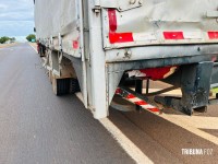 Acidente grave na BR-277: Tênis do motociclista fica preso no para-choque de carreta após colisão e motociclista é socorrido pelo Siate na BR-277