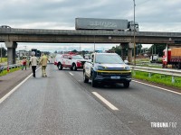 Acidente grave na BR-277: Tênis do motociclista fica preso no para-choque de carreta após colisão e motociclista é socorrido pelo Siate na BR-277