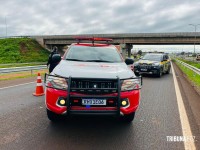 Acidente grave na BR-277: Tênis do motociclista fica preso no para-choque de carreta após colisão e motociclista é socorrido pelo Siate na BR-277