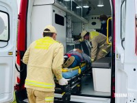 Acidente grave na BR-277: Tênis do motociclista fica preso no para-choque de carreta após colisão e motociclista é socorrido pelo Siate na BR-277