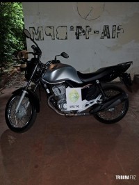 PM apreende motocicleta após manobra perigosa no centro de Medianeira