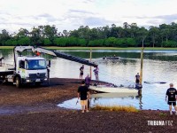 Foi botar o barco na água e o carro foi junto na praia de Santa Helena