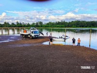 Foi botar o barco na água e o carro foi junto na praia de Santa Helena