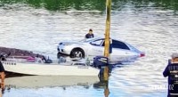 Foi botar o barco na água e o carro foi junto na praia de Santa Helena