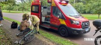 Ciclista é socorrido pelo Siate após queda na rotatória da Av. Safira em Foz do Iguaçu