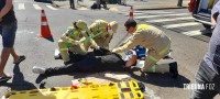 Siate socorre duas vítimas após colisão entre moto e carro no centro de Foz do Iguaçu