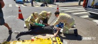 Siate socorre duas vítimas após colisão entre moto e carro no centro de Foz do Iguaçu
