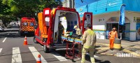 Siate socorre duas vítimas após colisão entre moto e carro no centro de Foz do Iguaçu