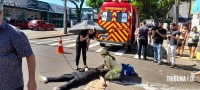 Siate socorre duas vítimas após colisão entre moto e carro no centro de Foz do Iguaçu
