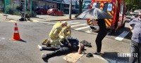 Siate socorre duas vítimas após colisão entre moto e carro no centro de Foz do Iguaçu