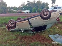 Carro capota após manobra brusca para evitar colisão frontal no Paraguai