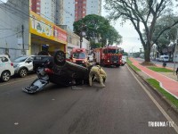 Idoso capota veículo após colisão na Av. Juscelino Kubitschek em Foz do Iguaçu