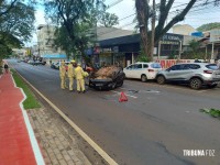 Idoso capota veículo após colisão na Av. Juscelino Kubitschek em Foz do Iguaçu