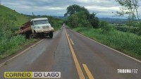 Caminhão sai da pista e fica parcialmente sobre a PR-495 em Missal