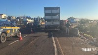 Caminhão colide com a proteção de concreto na BR-277 em Matelândia 