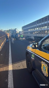Caminhão colide com a proteção de concreto na BR-277 em Matelândia 