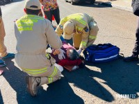 Mulher é atropelada por motocicleta e socorrida pelo Siate no Bairro Três Lagoa