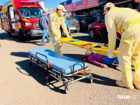 Mulher é atropelada por motocicleta e socorrida pelo Siate no Bairro Três Lagoa