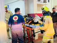 Mulher fica inconsciente após veículo colidir contra um poste na Av. JK em Foz do Iguaçu 