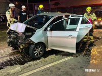 Mulher fica inconsciente após veículo colidir contra um poste na Av. JK em Foz do Iguaçu 