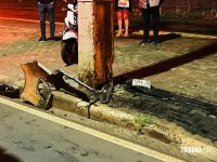 Mulher fica inconsciente após veículo colidir contra um poste na Av. JK em Foz do Iguaçu 